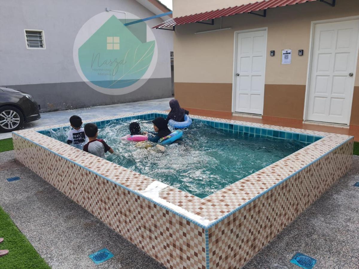 Swimming Pool With 5 Bedroom House Full Ac Near Stadium Hang Jebat Malacca Exterior photo
